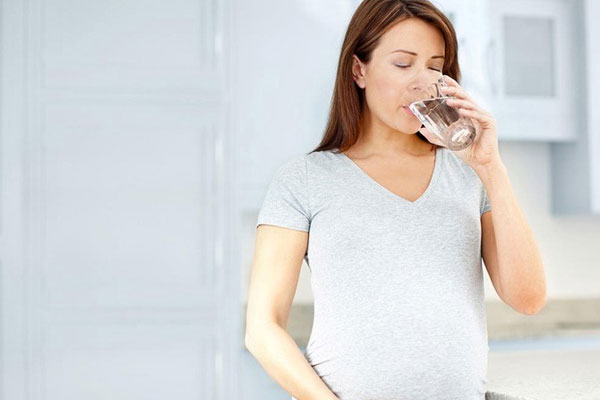 Uống nhiều nước, khát nước là biểu hiện đường huyết thai kỳ bất thường