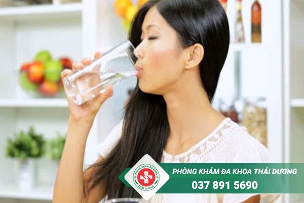 Người bệnh nên uống nhiều nước khi bị sốt để tránh mất nước