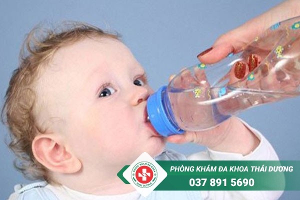 Nên cho trẻ uống nhiều nước khi bị sốt để tránh mất nước