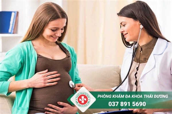 Khi đi khám thai mẹ bầu nên mặc quần áo rộng rãi và vệ sinh vùng kín sạch sẽ