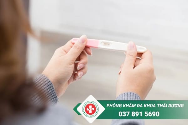 Khi xuất hiện máu báo thai nữ giới có thể dùng que thử thai kiểm tra