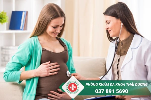 Mẹ bầu nên đi khám thai định kỳ để theo dõi cân nặng của thai nhi