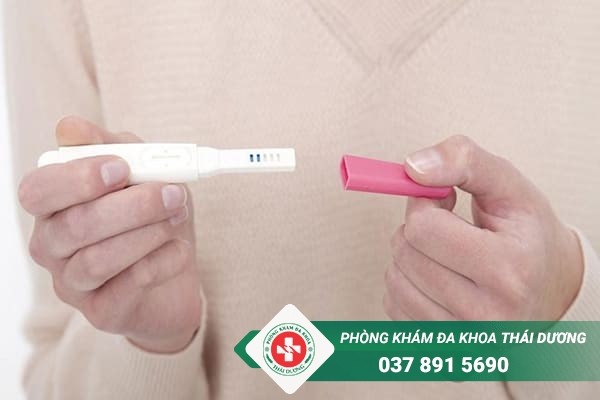 Que thử thai giúp phát hiện mang thai qua nồng độ HCG trong nước tiểu