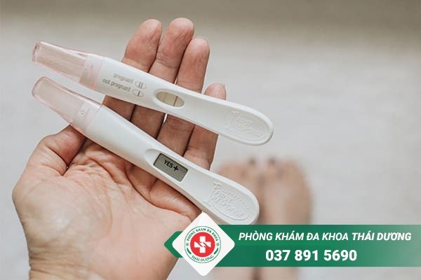 Que thử thai giúp phát hiện nồng độ hormone thai kỳ HCG trong nước tiểu