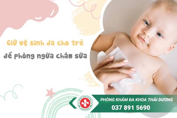 Giữ vệ sinh da cho trẻ là cách phòng ngừa bệnh chàm sữa