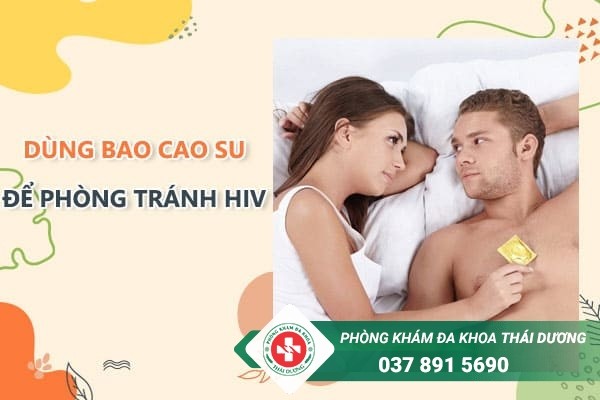 Dùng bao cao su khi quan hệ để phòng tránh HIV