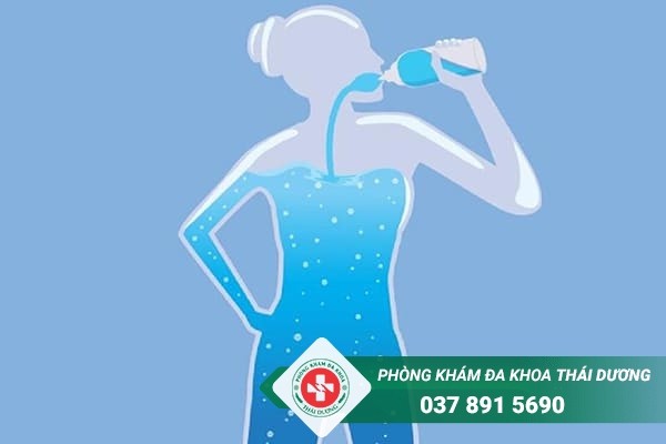 Nên hạn chế uống nước vào buổi tối để giảm số lần đi vệ sinh